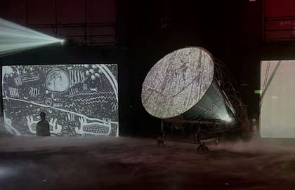 Instalación y performance de Mapa Teatro en colaboración con la comunidad Nukak (2024), presentada por Rolf Art