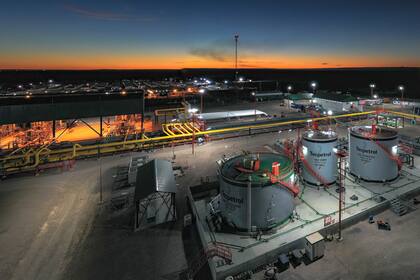 Instalaciones de producción en el yacimiento Fortín de Piedra