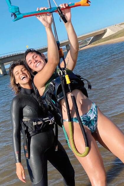 Instalada en Punta del Este, la actriz y modelo empezó a tomar clases de kitesurf con Florencia Ostro.