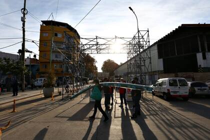 Instalan arcos de desinfección y cámaras térmicas en los accesos a la villa 31