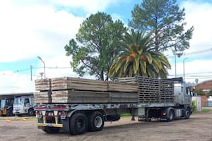 Con una estructura portátil, reparan un puente clave donde restringieron el tránsito por fallas estructurales