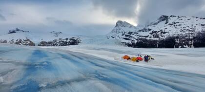 Instalaron el vivac sobre el glaciar en el glaciar y para ellos portearon equipamiento con la ayuda de guías de montaña de El Calafate.