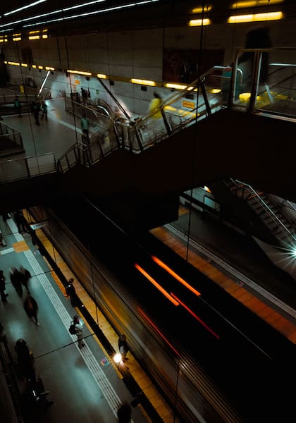 Foto de Joel Hernández de la Estación Humberto 1° de la Línea H, hecha con exposición prolongada