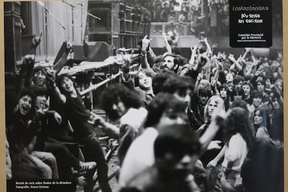 Instantáneas, jóvenes en escena 2012 Foto en blanco y negro que según dice el mismo afiche es: “Recital de rock sobre finales de la dictadura. Fotografía: Arturo Encinas.