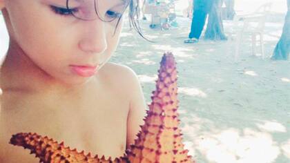 Instatrip: mi hijo Eliseo, de seis años, con su estrella de mar