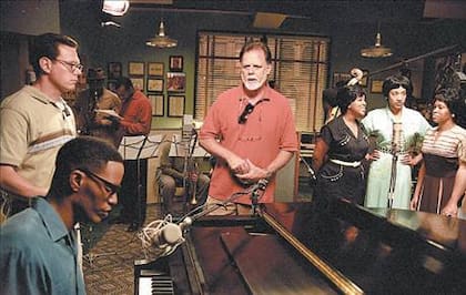 El actor Jamie Foxx, responsable de una notable caracterización de Ray Charles, al piano y en pleno rodaje de Ray
