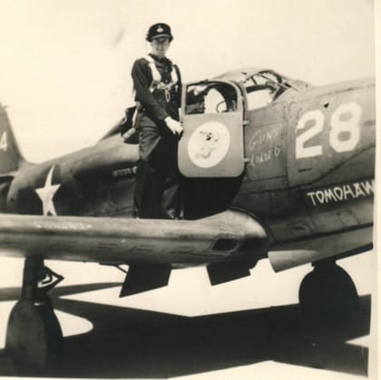 Instructor de cazas Frank Alexander Watt en la Fuerza Aérea Norteamericana junto a un veloz P-39 Airacobra. (Archivo Claudio Meunier).