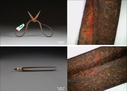 Instrumentos médicos de la dinastía Ming analizados en el estudio; en los detalles se observan los residuos donde se detectaron compuestos orgánicos