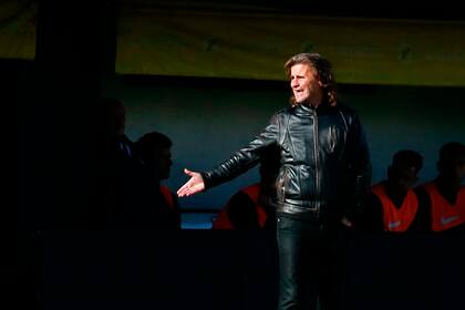 Insua, con la campera de cuero negra, en Barracas-San Lorenzo