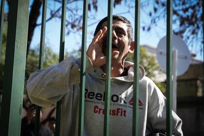 Insultos y gritos contra Adorni cuando fue a votar a Parque Chacabuco