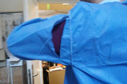 Mamelucos de protección con defectos graves, algunos de los casos insólitos de productos ofrecidos al Estado