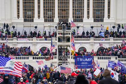 Insurrectos leales a Donald Trump irrumpen en el Capitolio, Washington, 6 de enero de 2023. (AP Foto/John Minchillo, File)