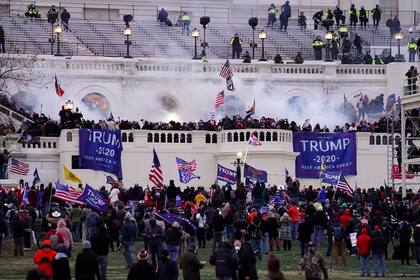 Insurrectos leales al presidente Donald Trump asaltan el Capitolio, Washington, 6 de enero de 2021. 