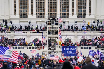 Insurrectos leales al presidente Donald Trump irrumpen en el Capitolio, Washington, 6 de enero de 2023. (AP Foto/John Minchillo, File)