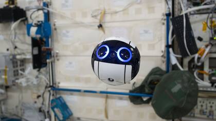 Int-Ball puede ser controlado desde la Tierra y permite facilitar las tareas de la tripulación de la Estación Espacial Internacional a la hora de registrar fotos y videos