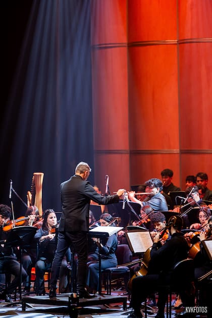 Integrada por un centenar de jóvenes músicos de todo el país, la Orquesta Filarmónica SOIJAr brilló junto a invitados de lujo recreando piezas inolvidables de bandas sonoras de películas y musicales
