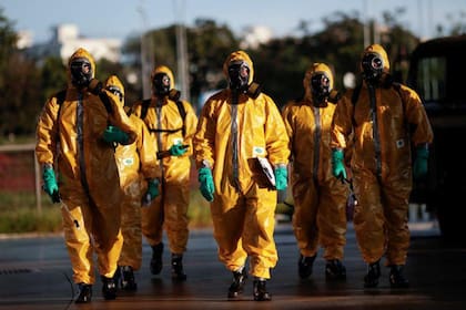 Integrantes de la Armada de Brasil llegan para desinfectar la estación central de buses en medio del brote de coronavirus, en Brasilia, Abril 9, 2020
