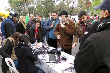 Integrantes de La Colifata, en plena transmisión del programa