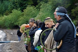 Mapuches instalados en la costa del lago Correntoso recusan a un juez y buscan frenar el desalojo