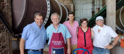 Integrantes de la cooperativa con distribuidores de la marca