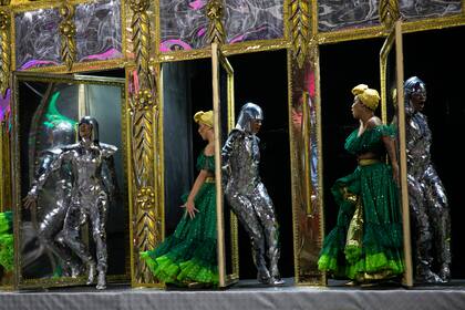 Integrantes de la escuela de samba Imperatriz Leopoldinense bailan durante el desfile del Carnaval el viernes 22 de abril de 2022