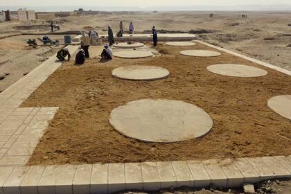 Integrantes de la expedición trabajando en Amarna en el invierno egipcio, cuando las temperaturas son más benignas