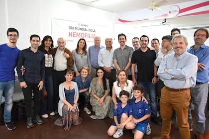 Integrantes de la fundación junto a César Garrido, presidente de la FMH
