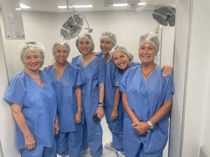 Integrantes de la Fundación, vestidas para ingresar a los quirófanos