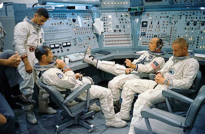 Integrantes de la misión Gemini 11, en un simulador del Centro Espacial Kennedy; el de la derecha es Neil Armstrong