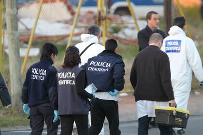 Integrantes de la Policía Científica, en el lugar donde se produjo el hallazgo del cuerpo
