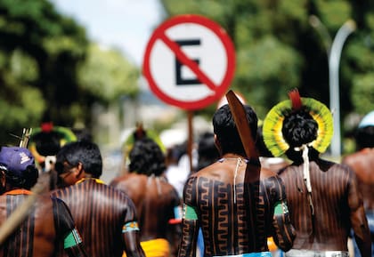 Integrantes de la tribu Kayapó, una de las más poderosas de Brasil. Protege sus tierras con patrullajes y ataques a los ocupantes de granjas ilegales