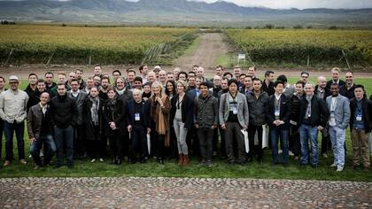 Integrantes de las 58 delegaciones que participaron del Concurso Mejor Sommelier del Mundo posan con los viñedos de la bodega Monteviejo de fondo