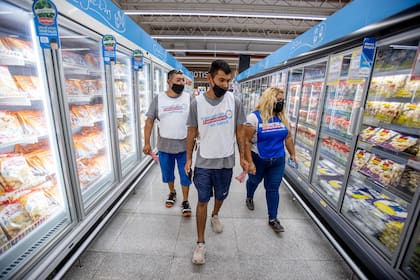 Integrantes de movimientos sociales controlan los Precios Cuidados en el supermercado Coto de Moreno, Provincia de Buenos Aires, el 13 de Febrero de 2021