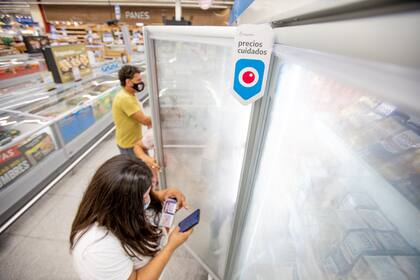 Integrantes de movimientos sociales controlan los Precios Cuidados en el supermercado Coto de Moreno, Provincia de Buenos Aires, el 13 de Febrero de 2021