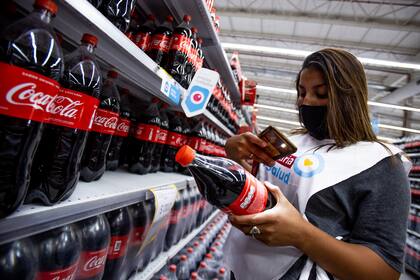 Acompañados por la intendenta de Moreno, integrantes de movimientos sociales controlaron los Precios Cuidados en el siete supermercados del distrito