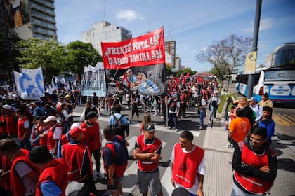 Integrantes de movimientos sociales y trabajadores de la economía popular se movilizan hoy por el centro porteño