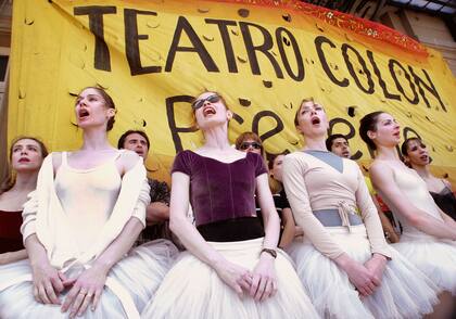 Integrantes del ballet del Teatro Colón cantan el Himno Nacional el 11 de diciembre de 2001, en protesta por los despidos en la segunda semana del plan económico implementado por el gobierno de Fernando de la Rúa; foto de Daniel García