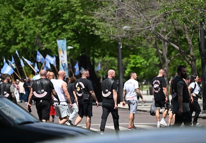 Integrantes del capítulo suizo de los Hells Angels caminan por la Plaza San Martín