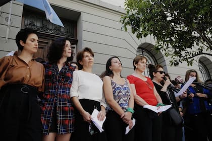 Integrantes del colectivo Actrices Argentinas leyeron un comunicado frente a UFEM