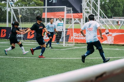 Integrantes del equipo de la Federación Argentina de Deportes para Ciegos (FADeC) juegan al fútbol con el equipamiento donado por Betano.