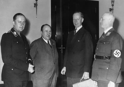 Integrantes del gabinete de Hitler. De izquierda a derecha: Walther Darré (ministro del Reich de Alimentación y Agricultura), Walther Funk (secretario de Estado en el Ministerio del Reich de Ilustración Pública y Propaganda), Kurt Schmitt (ministro del Reich de Economía) y Gottfried Feder (secretario de Estado en el Ministerio del Reich de Economía). (Foto: Heinrich Hoffmann)