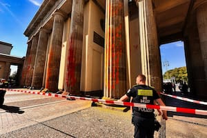 Activistas vandalizaron la Puerta de Brandenburgo, uno de los monumentos más icónicos de Alemania