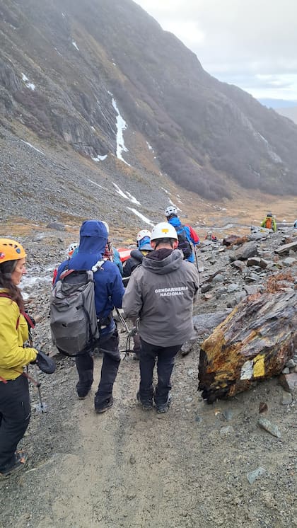Integrantes del operativo descendieron por una ladera pedregosa con equipos técnicos para trasladar uno de los cuerpos en condiciones climáticas adversas