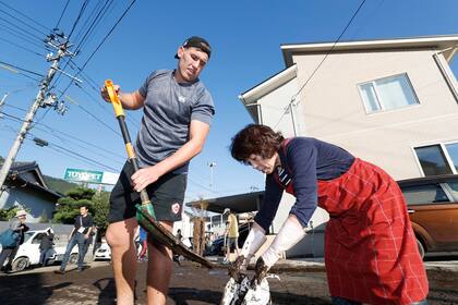 Integrantes del plantel de Canadá ayudaron a los japoneses a limpiar la ciudad de Kamaishi tras el paso del tifón Hagibis