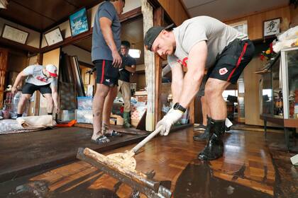 Integrantes del plantel de Canadá ayudaron a los japoneses a limpiar la ciudad de Kamaishi tras el paso del tifón Hagibis