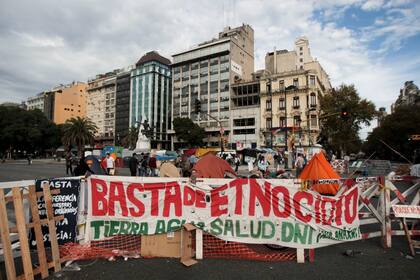 Integrantes del pueblo Qom protestan contra la violencia del gobierno de Formosa en Avenida de Mayo y 9 de Julio, en abril de 2011