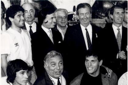 Tras el subcampeonato mundial en 1990, en la Casa Rosada, junto al presidente Carlos Menem; muchas veces estuvo cerca del poder, otras veces... fue el poder