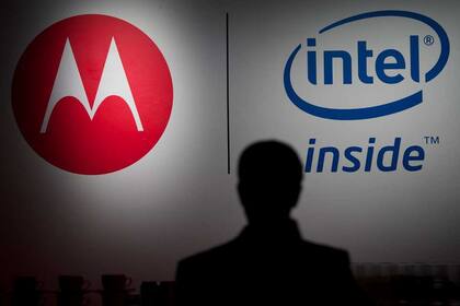 Intel estableció una alianza con Motorola y Lenovo, entre otros fabricantes, para impulsar una línea de celulares con procesadores Atom de bajo consumo