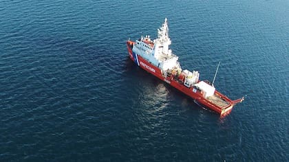 Intensa búsqueda por mar y aire de un marinero desaparecido en aguas del sur