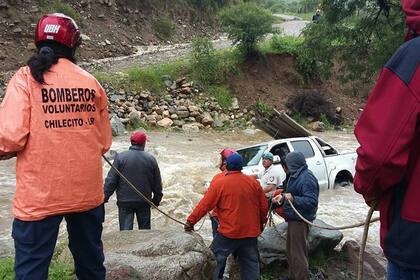 Bomberos y rescatistas sacan una camioneta que fue arrastrada en Río Pismanta, departamento de Chilecito